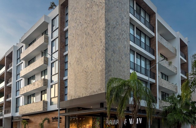 Brand New Luxury Apartment on 5th Ave, Wifi, near beach, Parking & Rooftop Pool