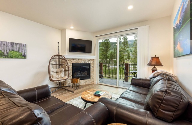 Brand New Luxury Condo/Stunning Mountain Views/Shared Hot Tub/Shuttle to Lifts