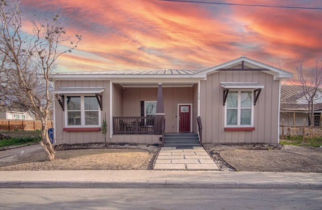 BRAND NEW Luxury Impressive House Near Downtown!