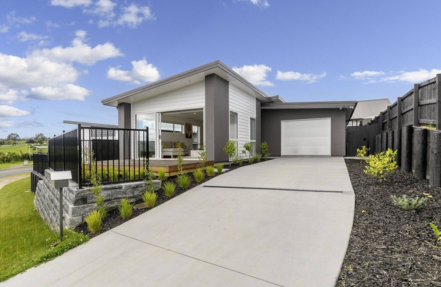 Brand New modern home 3 bedrooms - lakes