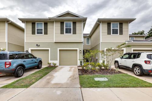 Brandon Duplex with Screened-In Porch and Pool Table!