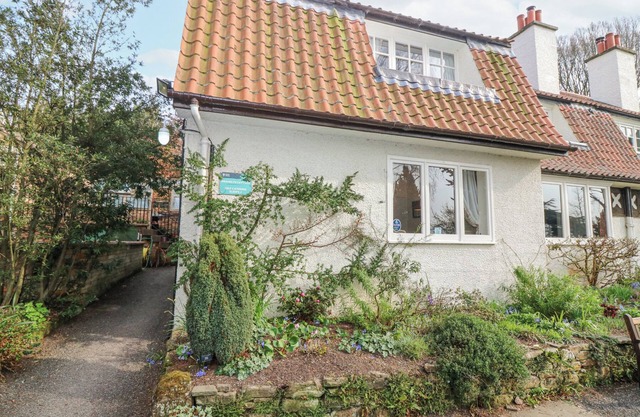 BRANKLYN GARDEN COTTAGE, pet friendly, with open fire in Perth