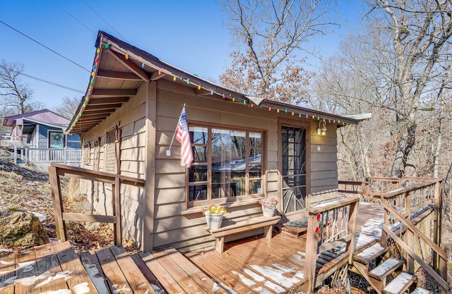 Branson Area Couple's Cabin w/Wraparound Porch!
