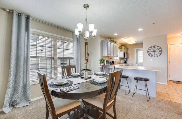 Branson Condo w/Pool ~ 3 Mi to Silver Dollar City
