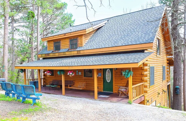 Branson Missouri Luxury Log Cabin on Quiet Pine Ridge forest above Lake, Jacuuzi
