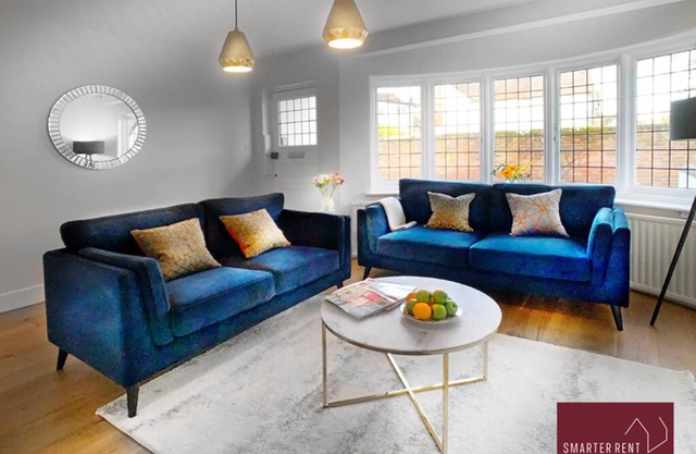 Bray - Characterful 3 Bedroom House - By The River