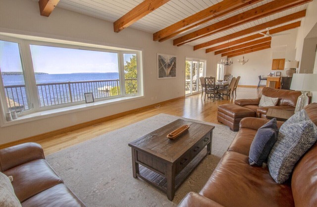 Breathtaking 5 bedroom Waterfront Home With Hot Tub!