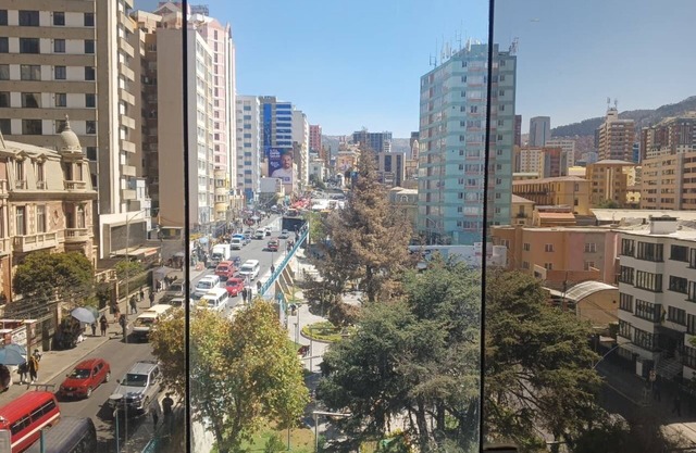 Breathtaking City View 3-BR Elevator Apartment