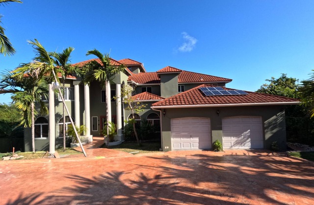 Breathtaking Luxury cottage in Ironshore with AC, WiFi, Home Theater & Much more