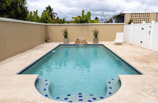 Breathtaking relaxing! Easy Walk to the Beach,Very Private Pool Setting