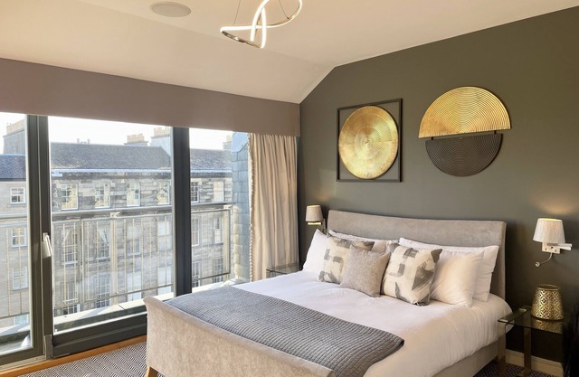 Breathtaking Views from Spacious Modern Penthouse in Center of Edinburgh