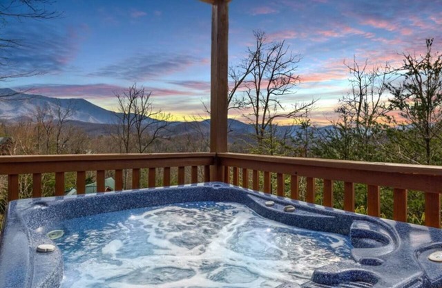 Breathtaking views of the Smokies, 3 mins to Gatlinburg!
