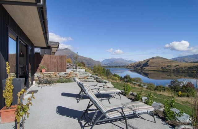 BREATHTAKING VISTA overlooking Lake Hayes & surrounding mountains!