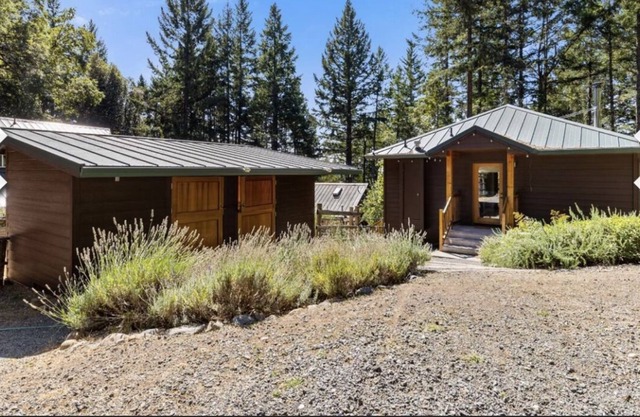 Breathtaking, Zen meditation studio in the mountains.
