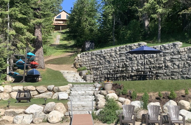 Breathtakingly beautiful, all season, all occasion lake front getaway!