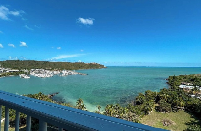 Breezy Oceanfront Apartment - Free Parking