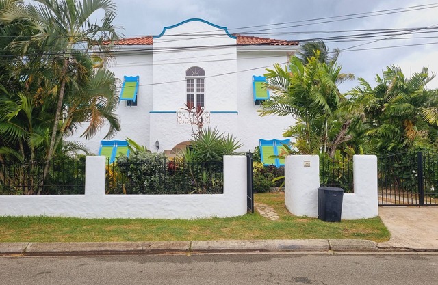 Breezy Palms Villa - Charming 3 bedroom villa with WIFI, Pool and A/C