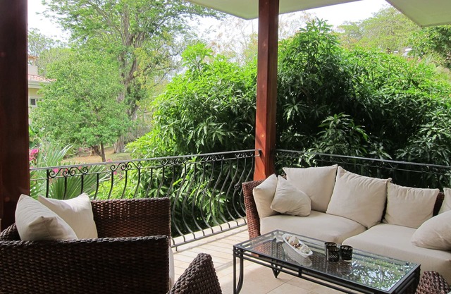 Breezy tropical condo - 3Bed, 2Bath - 2 min from the beach