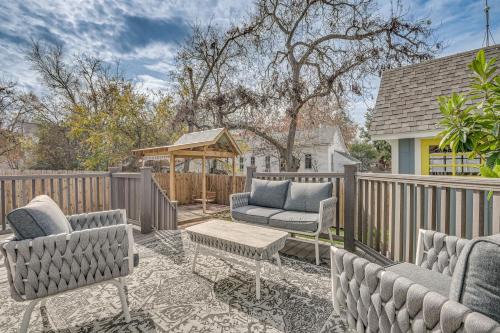 Brenham Rental with Deck and Yard Less Than 1 Mi to Downtown!