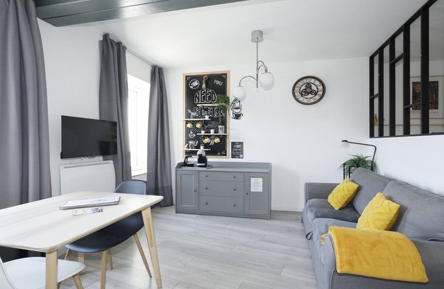 Breuil Station, platform 2. Fully-equipped studio