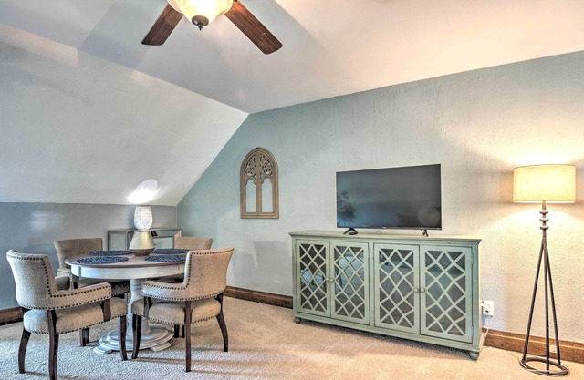 Brick Victorian Apt w/ Mtn Views, Walk to River!