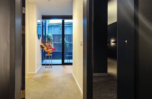 Bridge Rd Large 3BR Stylish Apartment Sleeps 8 | Private Courtyard Free Parking