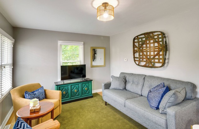Bridgeport Home - 2 Mi to Deegan & Hinkle Lakes!