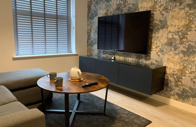 Bright 1 Bedroom Apartment, 5 minutes from City Centre.