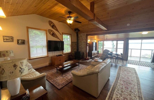 Bright 2 Bdrm Waterfront Cottage on Georgian Bay