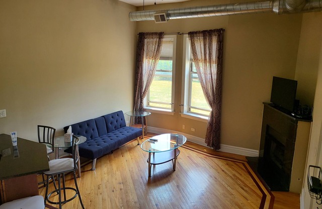 Bright 2 Bed/2 Bath Condo With Patio Less Than 10 Mins From Major Attractions