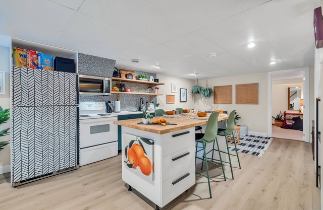 Bright 2-Bedroom Suite | 8 Mins to DT | Newly Furnished & Cozy!