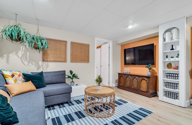 Bright 2-Bedroom Suite | 8 Mins to DT | Newly Furnished & Cozy!