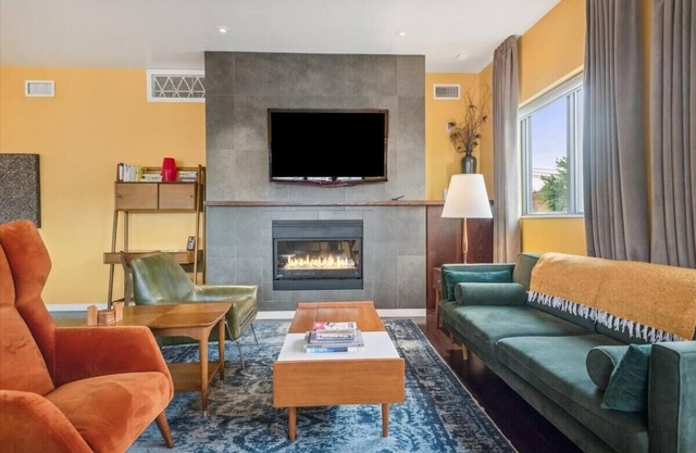 Bright 2BR/1BA w/Full Kitchen, Walkability + Gated Parking