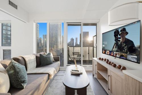 Bright 2BR Condo w Patio Central Toronto Retreat