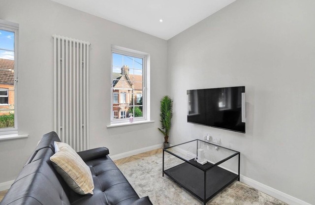 Bright 2BR – Contractor + Family Friendly