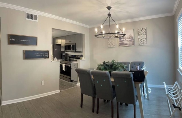 Bright 2BR Townhome – Pool and Beach Minutes Away