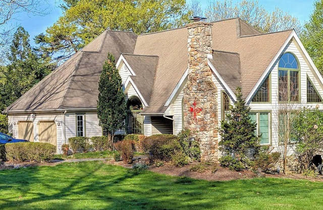 Bright 3-bed "Tree Fort" home in Ply Mtg for OCT 1: WiFi, fItness, 30-day min
