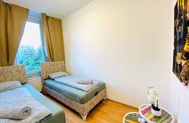 Bright 5BR Shared Apartment w Great Transport Link