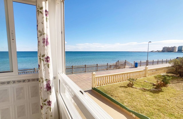 Bright and spacious 3 bedroom frontline with stunning views