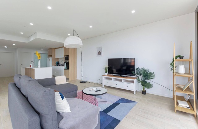 Bright & Airy 2BR Steps to Station & Westfield