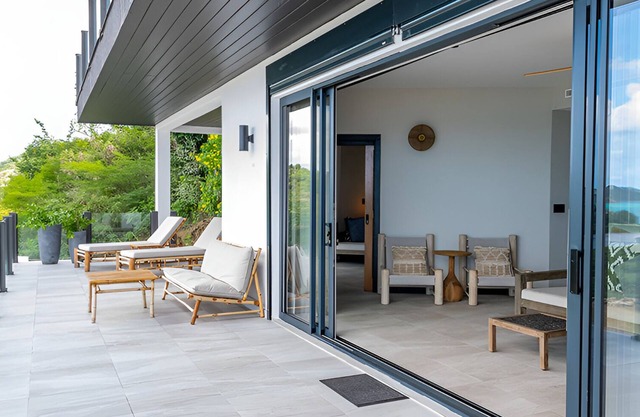 Bright & Airy Villa with Private Deck Overlooking Pristine Beaches with Kitchen