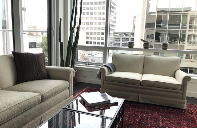 Bright and airy 2bed/2bath condo in the heart of downtown Victoria