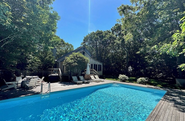 Bright and airy East Hampton oasis - 2-min walk to the beach!