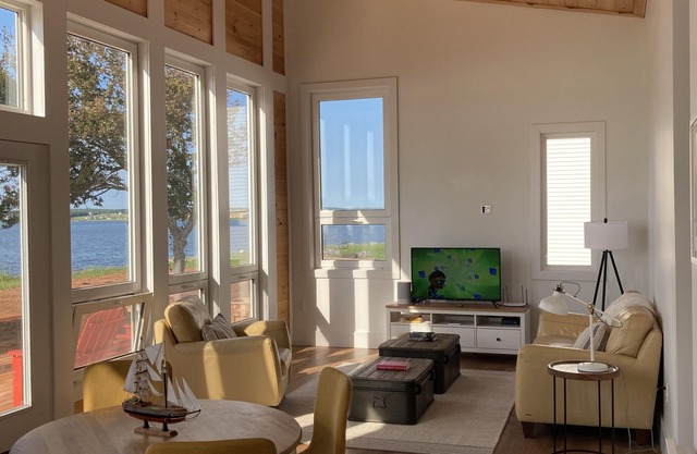 Bright and Cheerful 3-Bedroom Waterfront Cottage