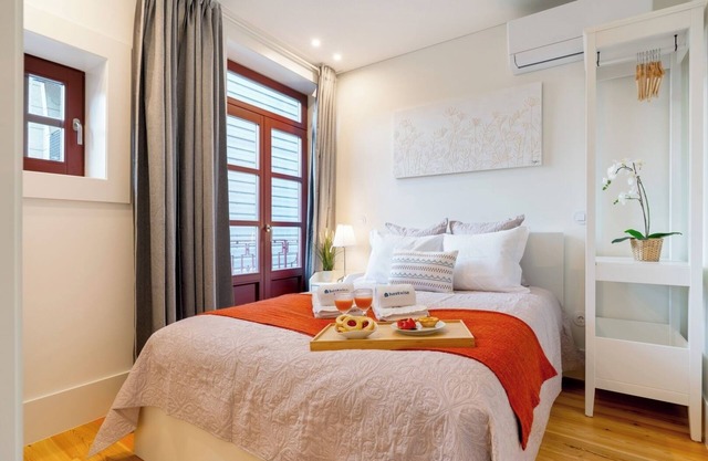 Bright and Cozy Flat w/Balcony by Host Wise