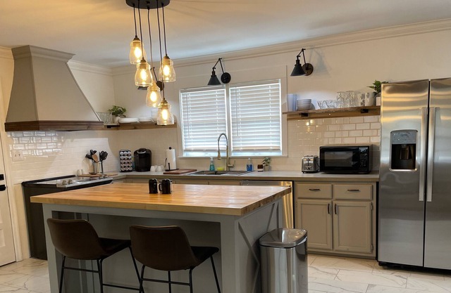 Bright and Cozy Newly Renovated Home- sleeps 8!