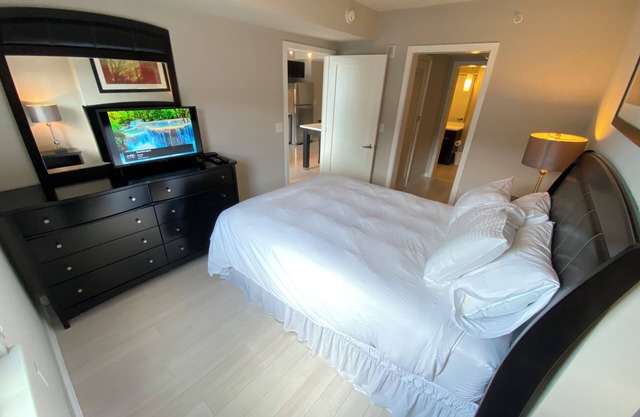 Bright and Modern 1BR with Free On-Site Garage Parking