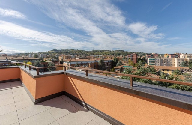 Bright and modern penthouse able of hosting up to 3 people, which boasts a large terrace with an unparalleled view of the Bolognese hills. The accommodation is located in a quiet residential area with low car traffic, near the Bellaria hospital. The pres