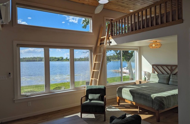 Bright and modern tiny home on the lake!