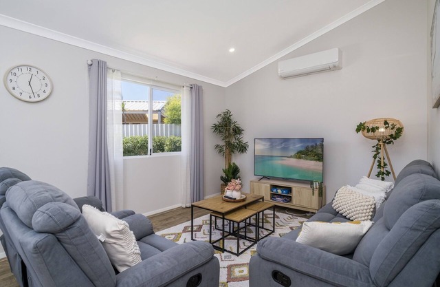 Bright and Spacious 2-Bed Thornlie Family Home